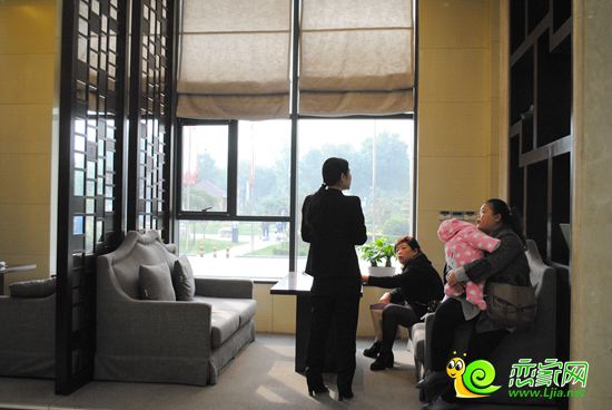 錦繡江南售樓中心購(gòu)房者正在咨詢