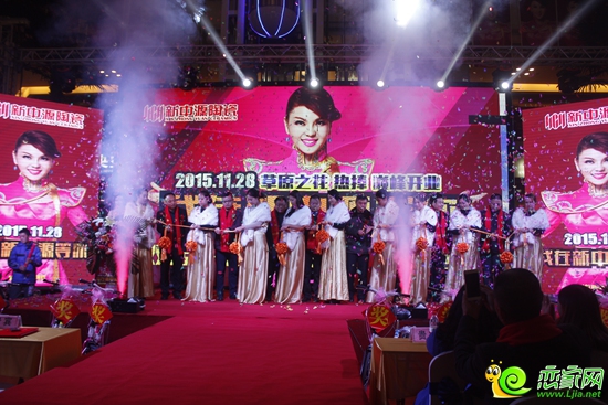 領(lǐng)導(dǎo)們共同剪彩慶祝這一盛大時(shí)刻