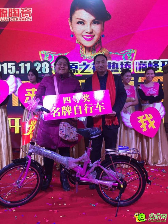 領(lǐng)導(dǎo)與幸運(yùn)業(yè)主合影