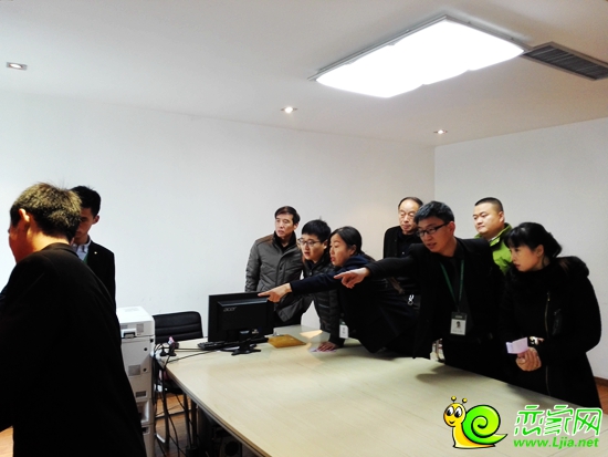 正在選房的客戶