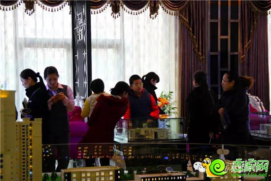 中船·漢光華府趣味拼豆活動(dòng)現(xiàn)場(chǎng)大家正了解咨詢