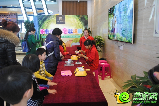 中船·漢光華府炫彩手工皂DIY活動現(xiàn)場