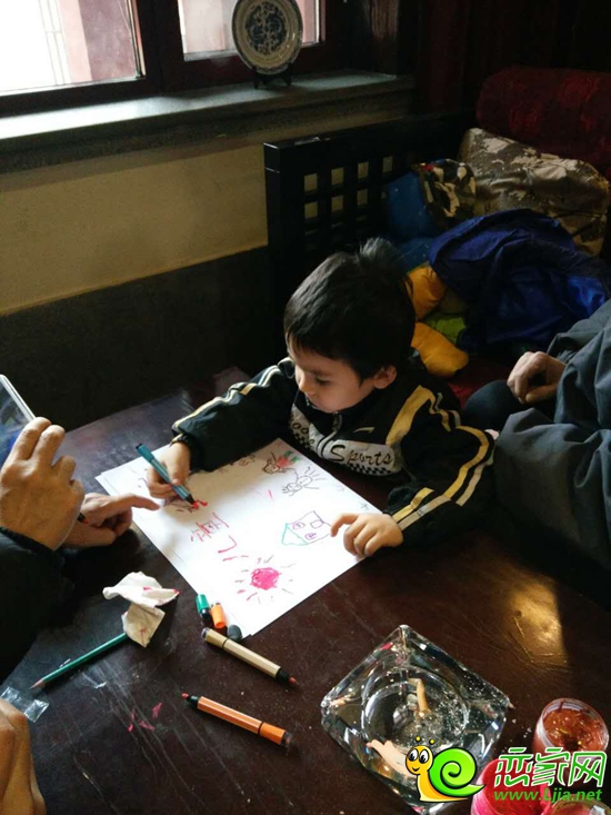 小朋友認真作畫