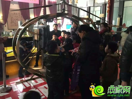 到場市民參觀航空展