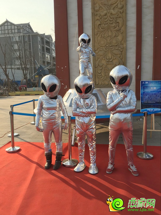 航空展活動現(xiàn)場外星人人氣十足