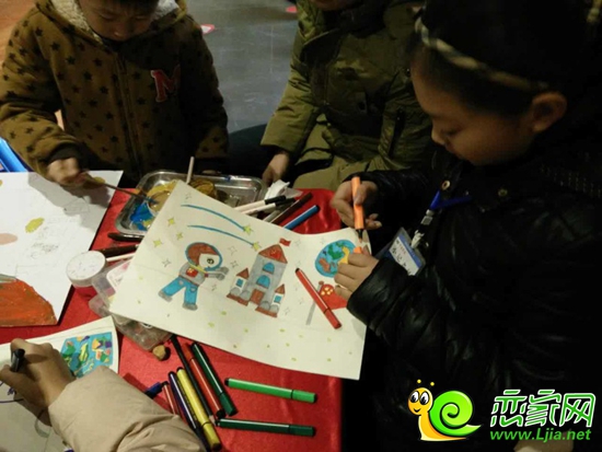 少兒繪畫大賽現(xiàn)場(chǎng)小朋友認(rèn)真作畫