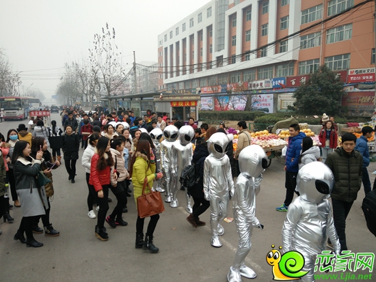 外星人快閃活動(dòng)吸引了市民圍觀