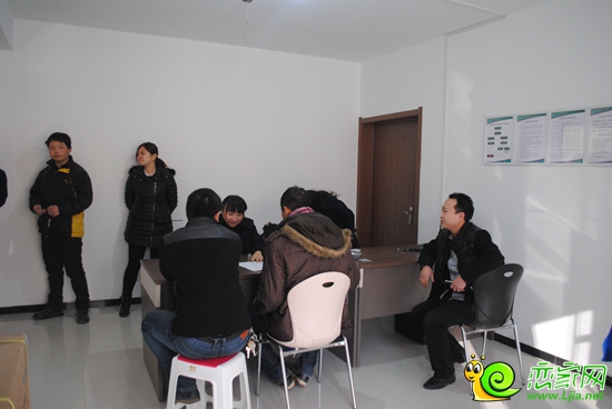 業(yè)主們在客戶服務(wù)中心內(nèi)對住房設(shè)施等內(nèi)容進(jìn)行確認(rèn)