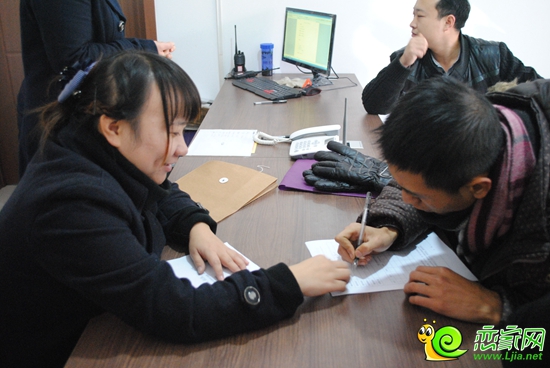 業(yè)主們在客戶服務(wù)中心內(nèi)對住房設(shè)施等內(nèi)容進(jìn)行確認(rèn)