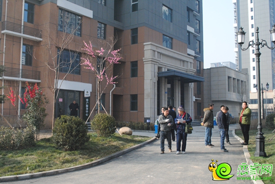 業(yè)主們跟隨工作人員到新家驗(yàn)房