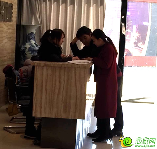 策達(dá)機(jī)構(gòu)置業(yè)顧問(wèn)為客戶(hù)介紹戶(hù)型