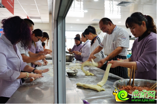 親自下廚包餃子