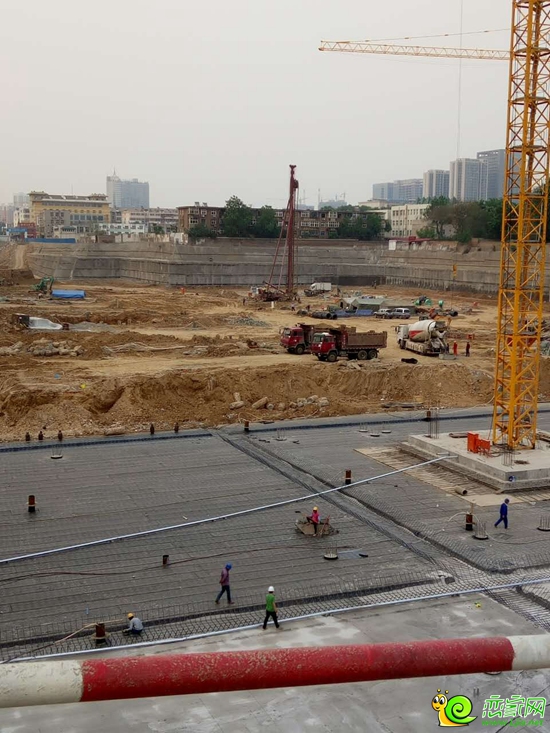 B區(qū)地基已建穩(wěn)固，C區(qū)正在挖槽