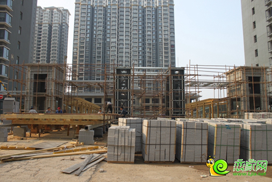錦繡江南正在建小區(qū)大門
