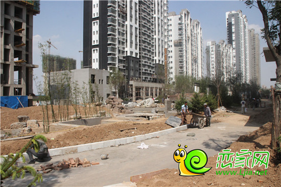 小區(qū)的綠化正在施工中