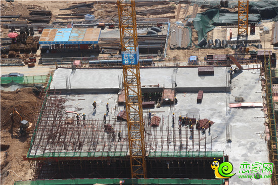 串城街·勒泰城項(xiàng)目工地忙碌的工人
