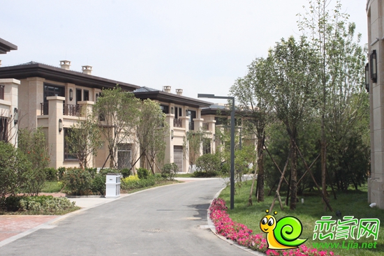 小區(qū)內(nèi)景