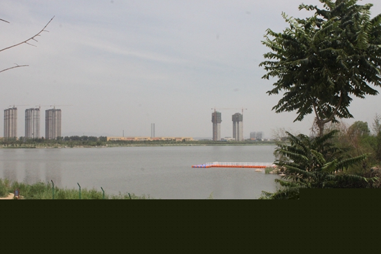 北湖公園與北湖美域僅僅數(shù)步之遙