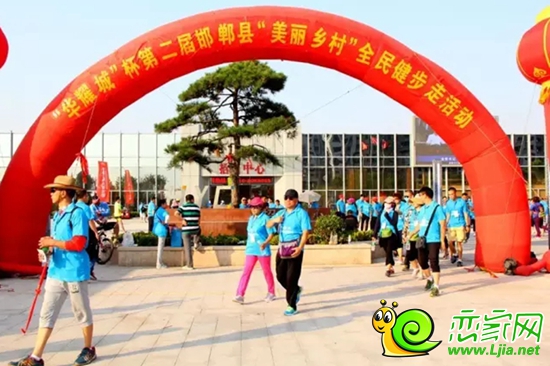 參賽選手從華耀城廣場出發(fā)
