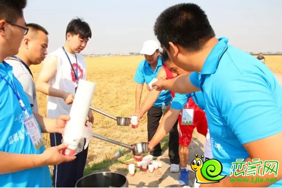 華耀城在中途為選手提供免費綠豆湯解暑