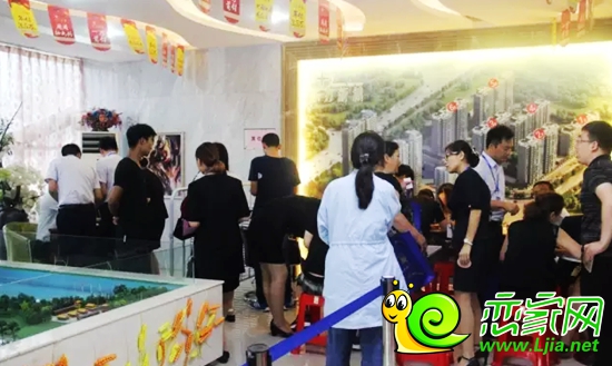 在東方新城現(xiàn)場搶房客戶