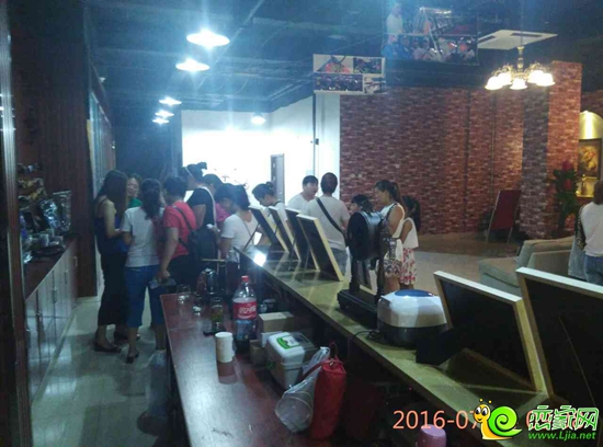 在釣魚臺(tái)射箭館領(lǐng)票的人們