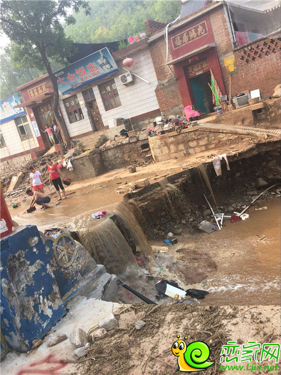 被水災(zāi)損壞的岔口村的公路
