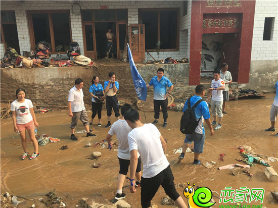 美的地產(chǎn)工作人員在岔口村