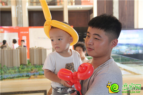 小丑派發(fā)氣球