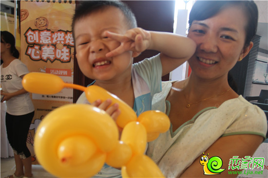 小丑派發(fā)氣球
