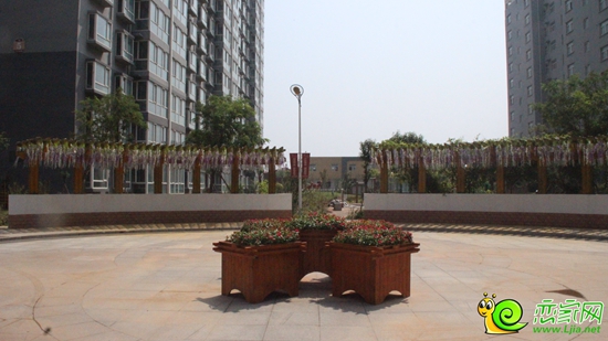 小區(qū)中間花圃