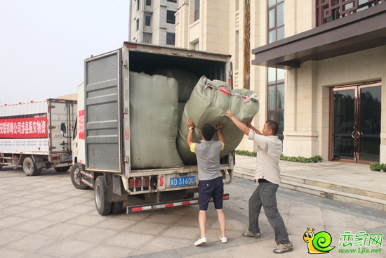 棉被正在裝車