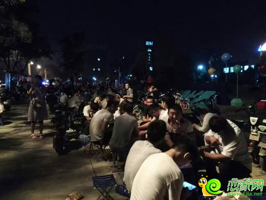 碧桂園天璽客戶8月19日晚排隊現(xiàn)場