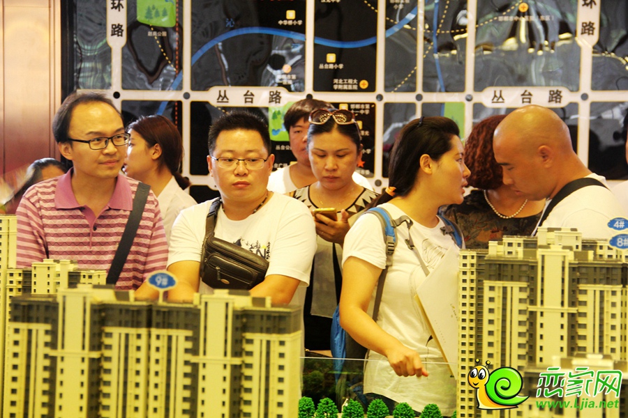 碧桂園天璽認(rèn)籌排隊(duì)現(xiàn)場(chǎng)