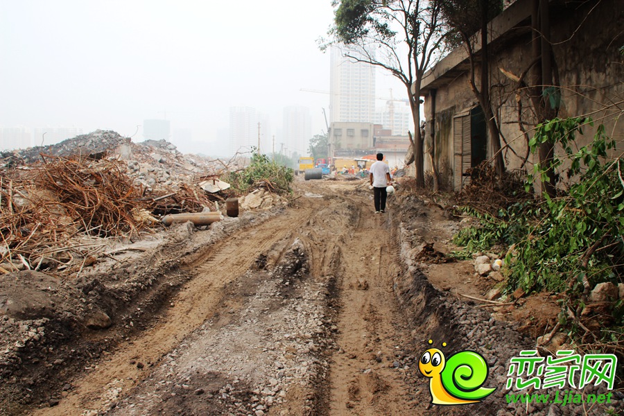 棉三拆遷現(xiàn)場的土路