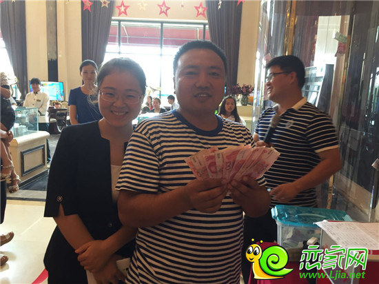 活動現(xiàn)場抓到百元大鈔的客戶