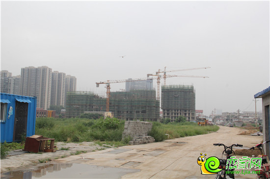 遠(yuǎn)處正在施工的樓棟