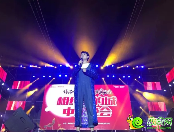小沈龍現(xiàn)場高歌