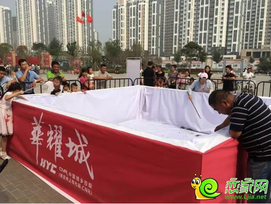 華耀城商戶在釣螃蟹