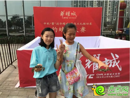 釣到螃蟹得小朋友