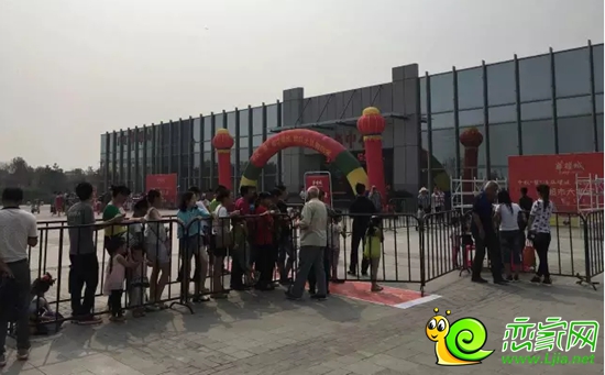 華耀城商戶在排隊等待游戲開始