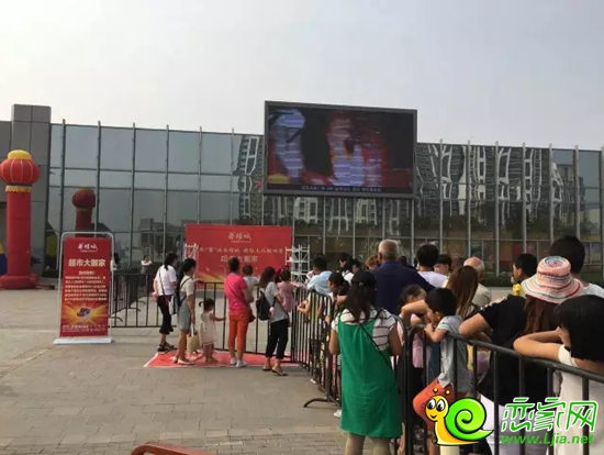 華耀城商戶在排隊等待游戲開始
