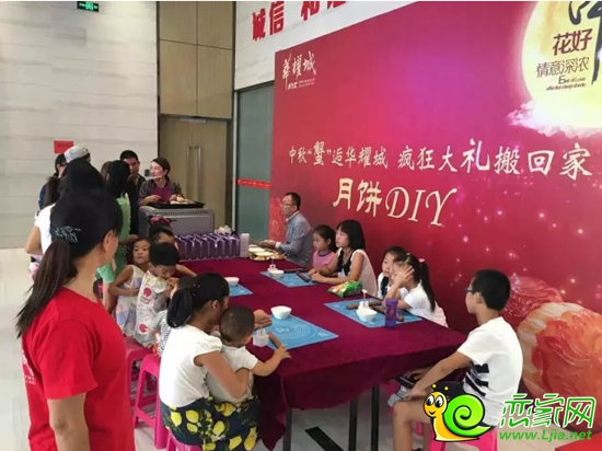 小朋友們認真學(xué)習(xí)月餅制作