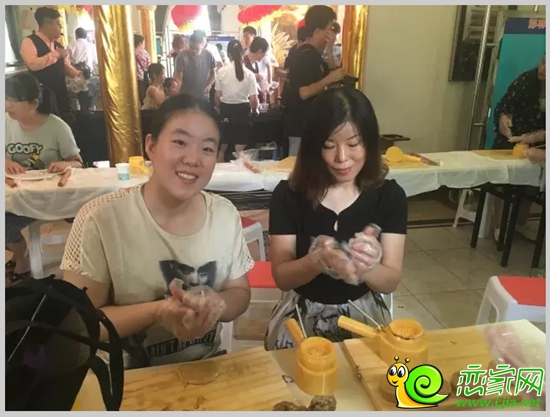 到場來賓進(jìn)行DIY月餅
