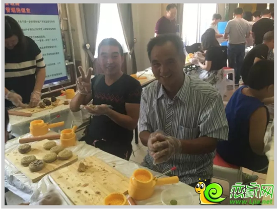 到場來賓進(jìn)行DIY月餅