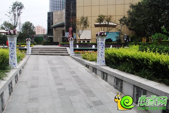 通往鉑爾縵售樓部（戴斯是鉑爾縵商業(yè)部）