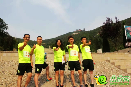 取得小組第一的隊(duì)伍合影
