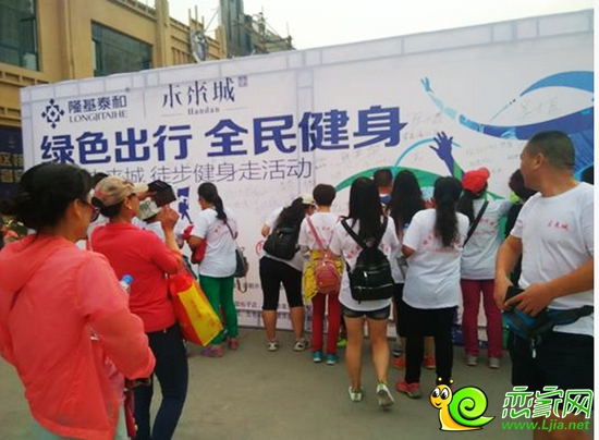 抵達(dá)未來城售樓部的隊(duì)員（簽名合影留念）