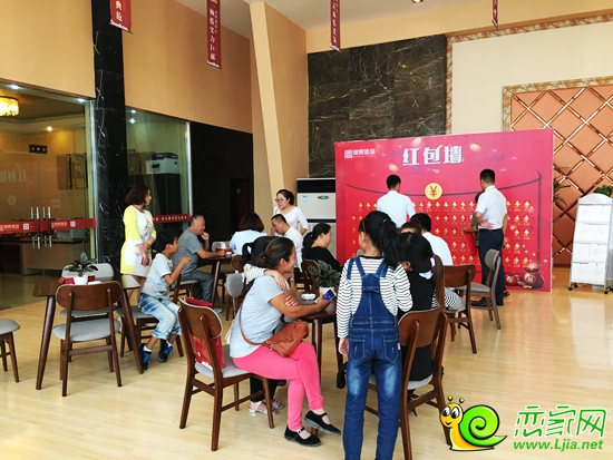 聽置業(yè)顧問講解的到訪者