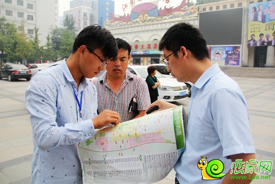 戀家網(wǎng)工作人員跟司機(jī)溝通路線